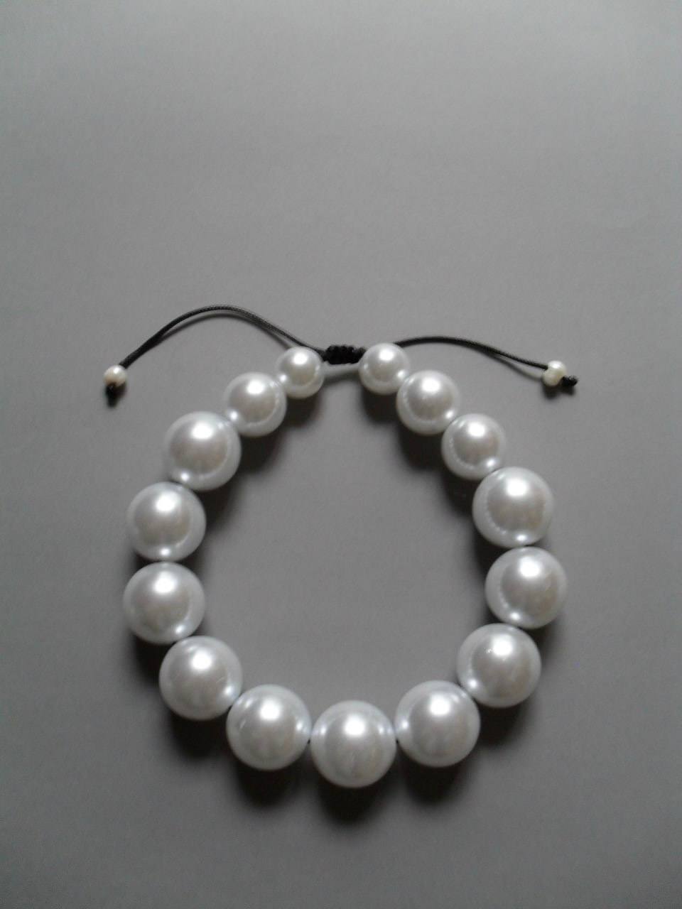 Short necklace of large faux pearls
