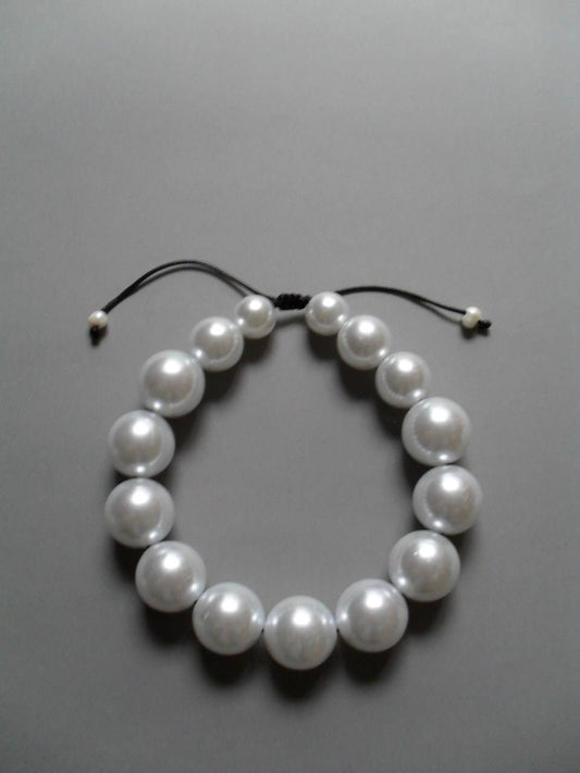 Short necklace of large faux pearls