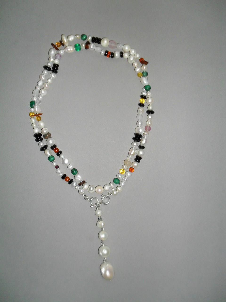 Pearl necklace with mixed stones