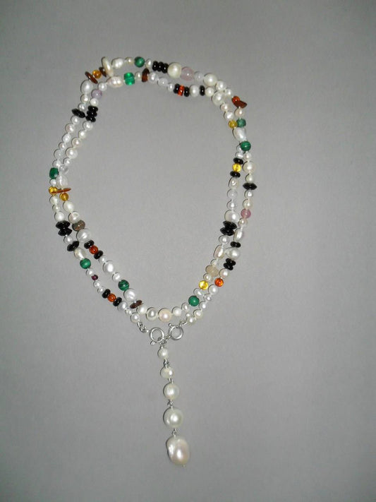 Pearl necklace with mixed stones