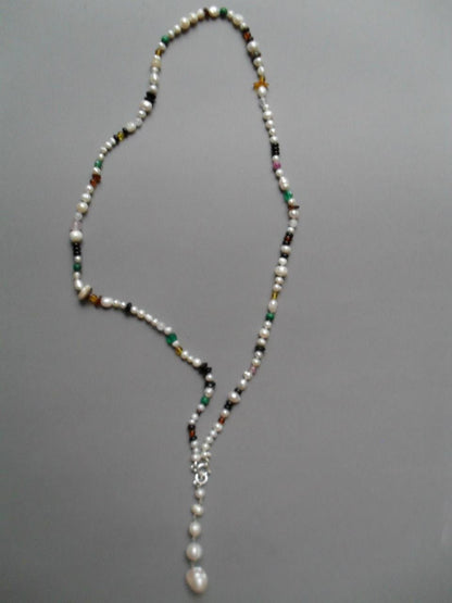 Pearl necklace with mixed stones