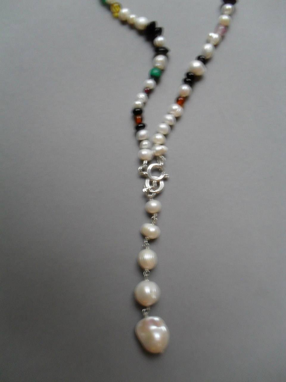Pearl necklace with mixed stones
